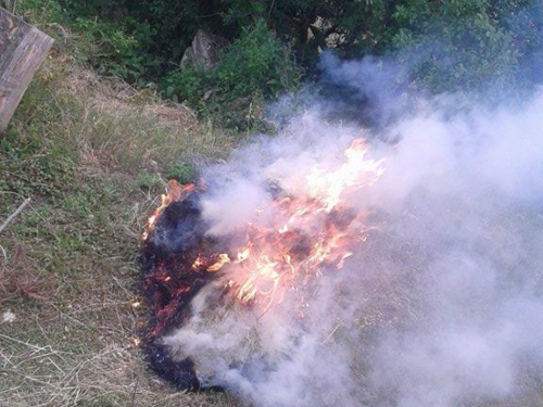 FOTO: Paljenjem svitnjaka Rama dočekuje sv. Ivu