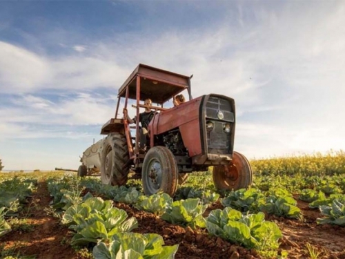 EU izdvaja bespovratna sredstva za nabavku traktora i strojeva