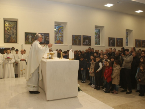 FOTO: Posveta novoga oltara i blagoslov obnovljene crkve u župi Gračac