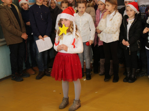 FOTO: Božićna priredba u Osnovnoj školi u Rumbocima