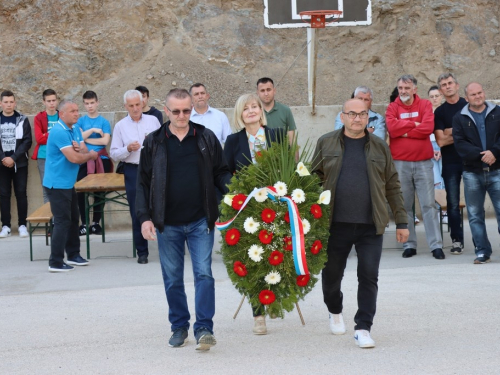 FOTO: Na Ustirami svečano otkriven spomenik poginulim i nestalim braniteljima