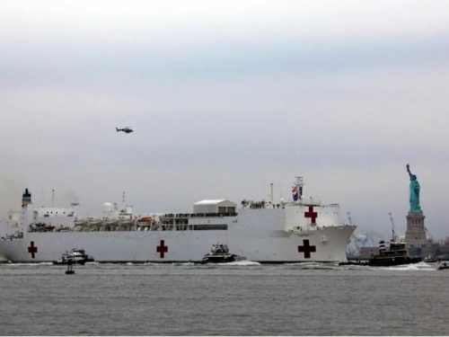 Ogromna brod-bolnica napustila New York