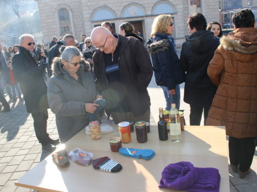 U Prozoru svečano otvoren Božićni sajam