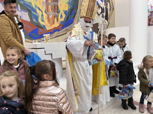 FOTO: Sv. Nikola razveselio djecu na Orašcu