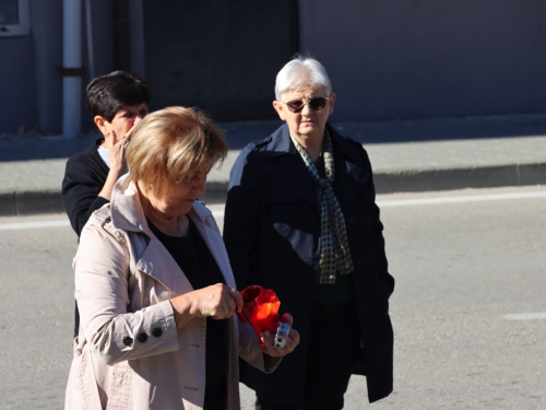 FOTO: Svi sveti - U Prozoru zapaljene svijeće za poginule i preminule branitelje