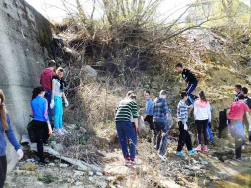 FOTO: Učenici u Eko akciji čišćenja obale Ramskog jezera