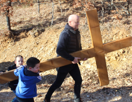 FOTO: Pobožnost križnog puta u župi Uzdol