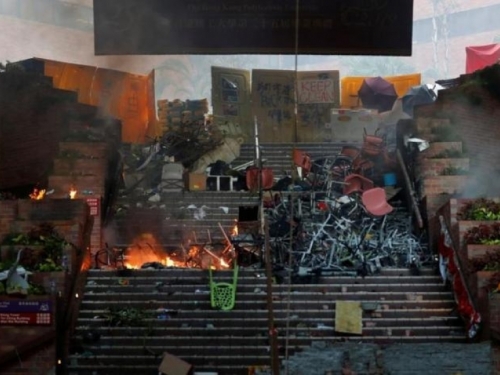 Prosvjednici u Hong Kongu zapalili ulaz u sveučilište