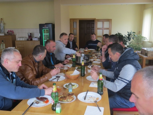 FOTO: Ramljaci na druženju kod Mladena Papka, iločkog vinara ramskih korijena