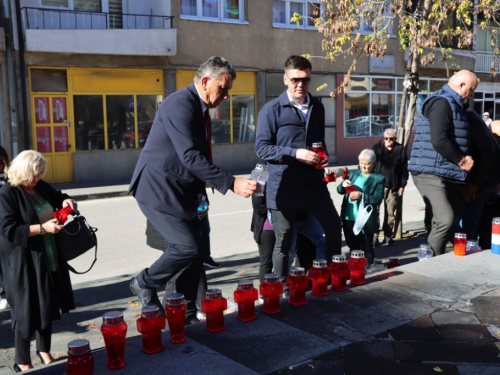 FOTO: Svi sveti - U Prozoru zapaljene svijeće za poginule i preminule branitelje