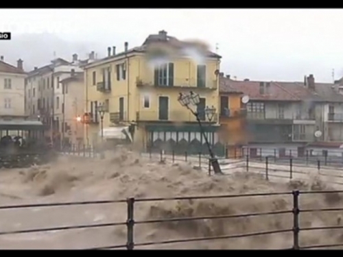 Snažne poplave na sjeveru Italije, zatvorene ceste, mostovi, škole...