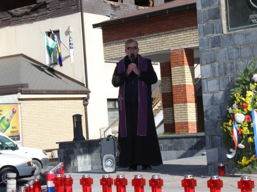 FOTO: Povodom Svih svetih u Prozoru zapaljene svijeće za poginule i preminule branitelje