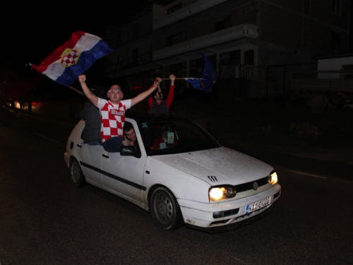 FOTO/VIDEO: Ludnica na ulicama Prozora! Pogledajte kako je proslavljena pobjeda Hrvatske