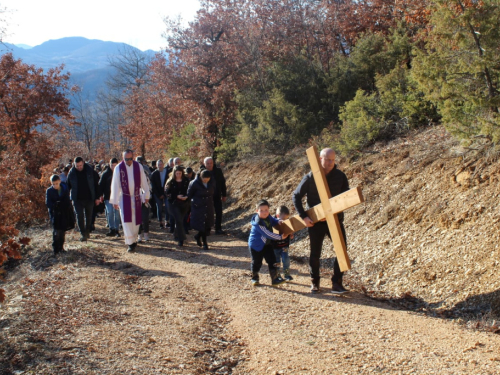 FOTO: Pobožnost križnog puta u župi Uzdol