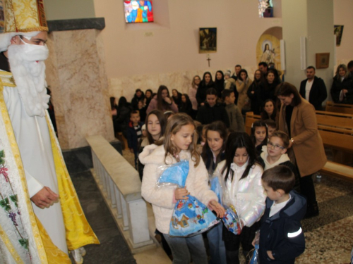 FOTO: Sv. Nikola i ove godine razveselio djecu u župi Rama-Šćit