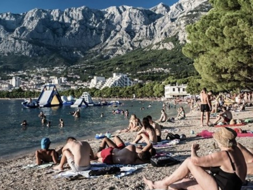 Zaštitari i policija čuvaju plažu u Makarskoj od nasilja i krađa