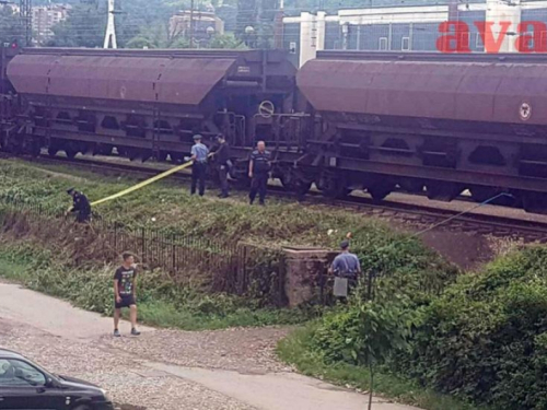 Zeničanina udarila struja dok je prelazio vagon, mladić u teškom stanju