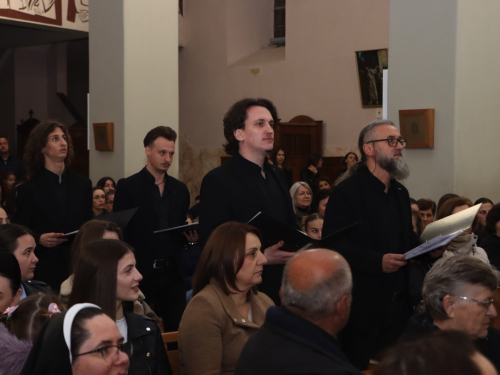FOTO: Čuvarice pjesmom ispunile crkvu na Šćitu