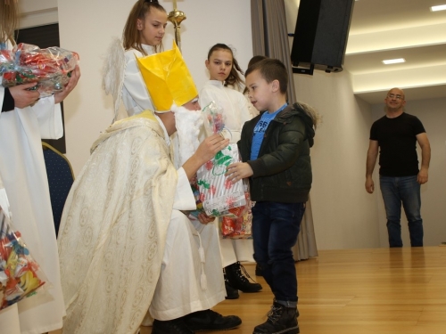 FOTO: Sv. Nikola razveselio mališane u Rumbocima