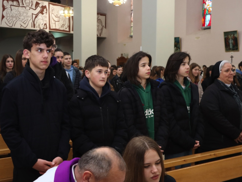 FOTO: Križni put mladih Fojničkog arhiđakonata u župi Rama-Šćit