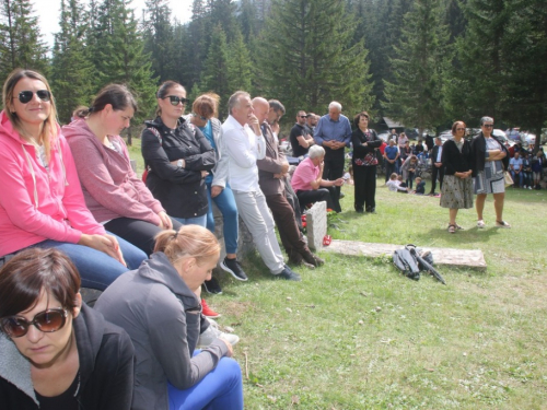 FOTO: Na Vranu služena sv. misa za poginule duvandžije