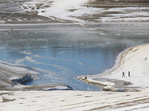 FOTO: Minusi počeli lediti Ramsko jezero