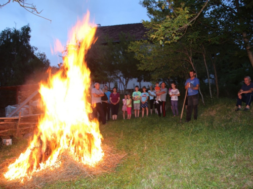 FOTO: Paljenjem svitnjaka Rama dočekuje sv. Ivu