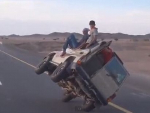 Saudijci se ovako zabavljaju na pustinjskim cestama