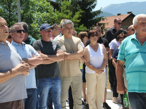 FOTO/VIDEO: U Podboru svečano blagoslovljen Gospin kip