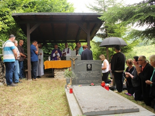 FOTO: 21. hodočašće na grob svećenika mučenika fra Stjepana Barišića u župi Uzdol
