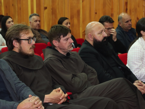 FOTO: Na Šćitu predstavljena knjiga ''Oluje u nama'' autora Ivana Tadića