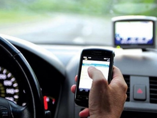Čak 74% vozača koristi Facebook za upravljačem