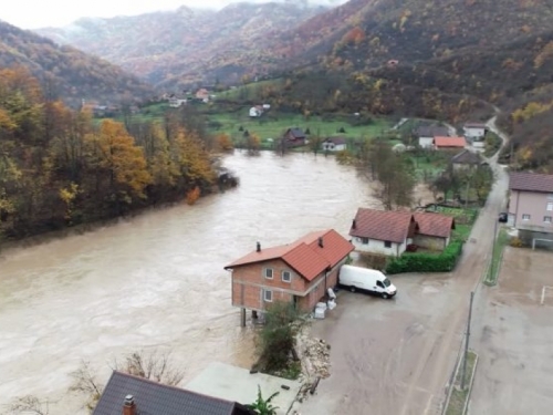 Grlić Radman ponudio pomoć Hrvatske u otklanjanju posljedica poplava u BiH