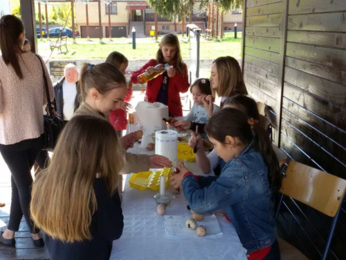 FOTO: Održana radionica tradicionalnog šaranja uskrsnih jaja