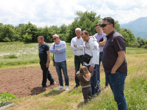 FOTO: Udruga ''Naša zemlja'' Jurići započela probnu poljoprivrednu proizvodnju