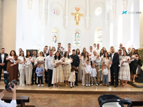 U širokobriješkoj crkvi u jednom danu kršteno četrnaestero djece