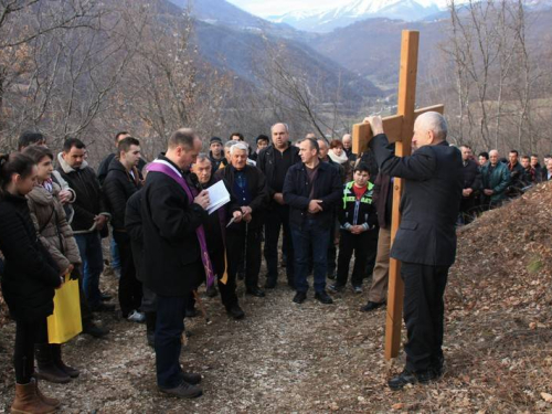 FOTO: Vlč. mr. Pero Brajko predvodio Križni put na Uzdolu