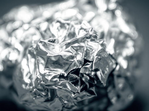 Zašto biste trebali staviti aluminijsku foliju u zamrzivač? Mnoge domaćice to rade!