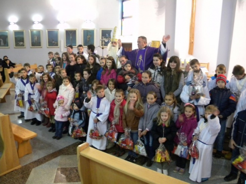 FOTO: Sv. Nikola obradovao najmlađe u župi Uzdol