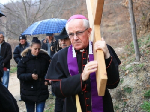 Mons. dr. Pero Sudar sutra predvodi pobožnost Križnog puta na Uzdolu