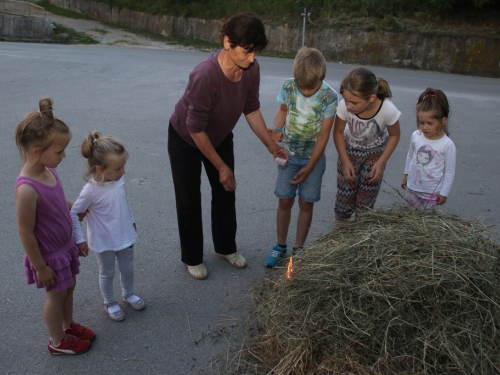 FOTO: Paljenjem svitnjaka Rama dočekuje sv. Ivu