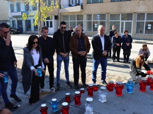 FOTO: Svi sveti - U Prozoru zapaljene svijeće za poginule i preminule branitelje