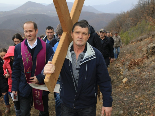 FOTO: Mr. Pero Brajko predvodio put križa na Uzdolu