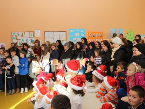 FOTO: Božićna priredba u Osnovnoj školi u Rumbocima