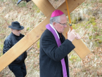 FOTO: Mons. dr. Pero Sudar predvodio misu i Križni put na Uzdolu