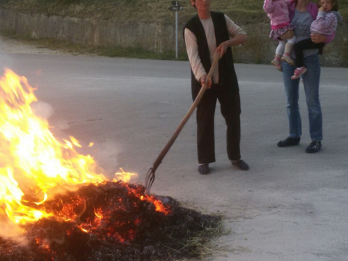 FOTO: Paljenjem svitnjaka Rama dočekuje sv. Ivu