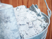 Ne bacajte pepeo iz peći: Samo stavite šaku u kut kuće i riješite problem koji sve izluđuje zimi