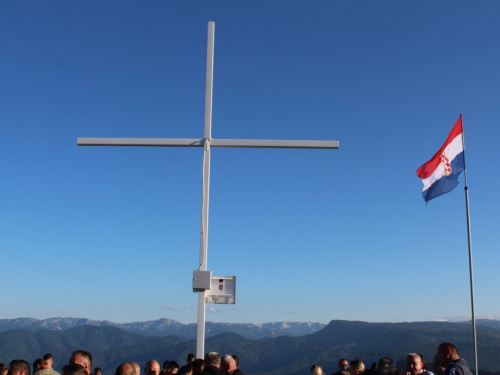 FOTO| Gmićani podigli križ na Makljenu