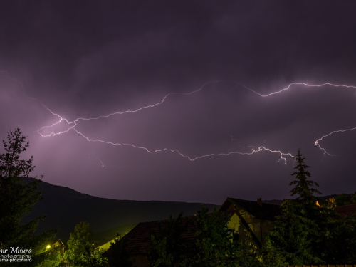 FOTO: Munje noćas 'parale' nebo iznad Rame