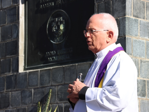 FOTO: Svi sveti - U Prozoru zapaljene svijeće za poginule i preminule branitelje
